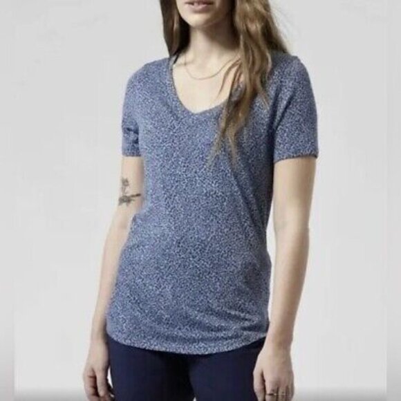 Athleta Blue Leopard Print Breezy Scoop V Neck Tee - Picture 1 of 8